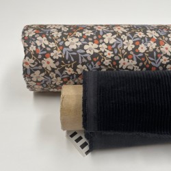 Flanella di cotone Bio, Base nera con fiori bianchi , celesti e arancioni