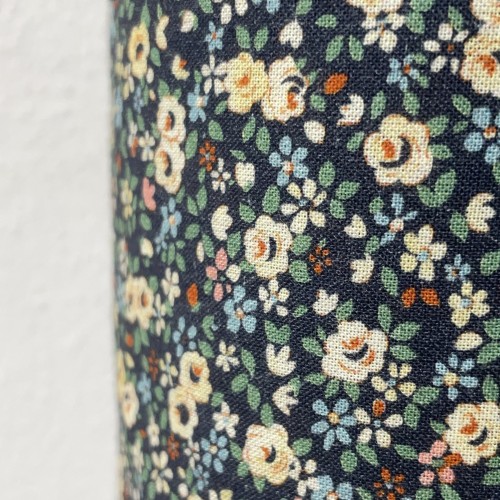 Cotone Popeline, Base Blu con Fiori Ocra  e...