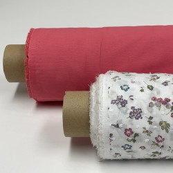 Plumeti stampato con ricamo in rilievo,Base Bianca e Fiori Rosa e Viola
