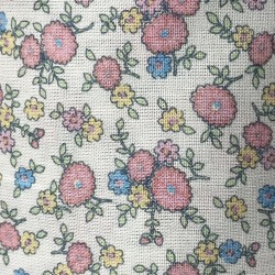 Cotone Popeline, Base Bianca con Fiori Rosa e foglie Verdii