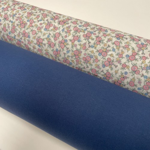 Cotone Popeline, Base Bianca con Fiori Rosa e...