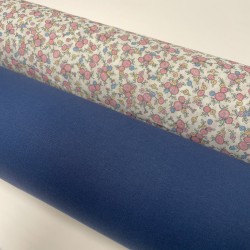Cotone Popeline, Base Bianca con Fiori Rosa e foglie Verdii