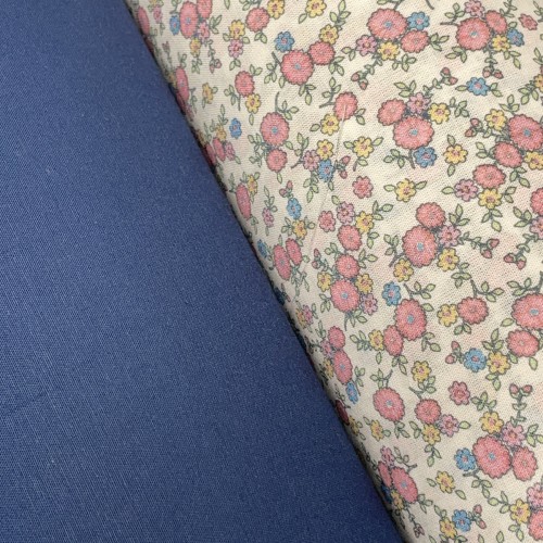 Cotone Popeline, Base Bianca con Fiori Rosa e...