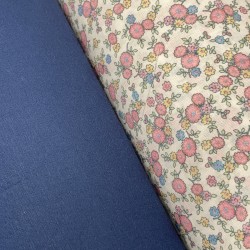 Cotone Popeline, Base Bianca con Fiori Rosa e foglie Verdii