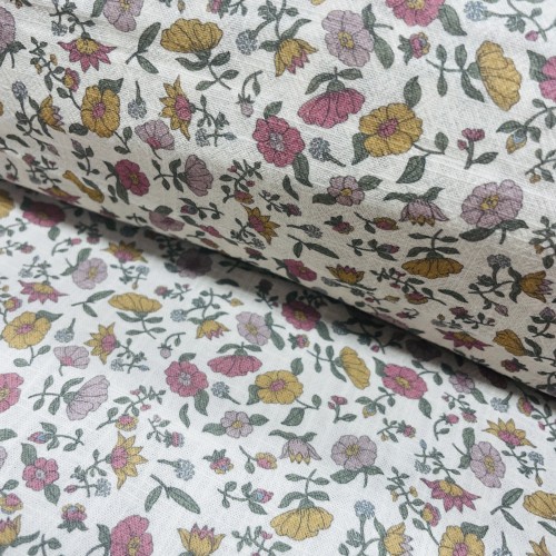 Cotone con stampa di fiori ocra e rosa.