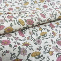 Cotone con stampa di fiori ocra e rosa.