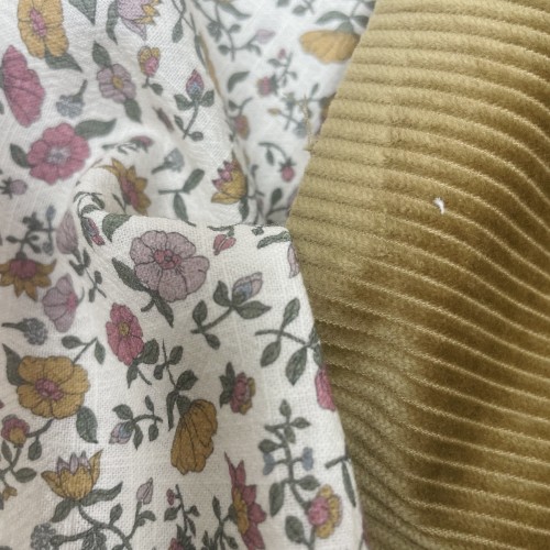 Cotone con stampa di fiori ocra e rosa.