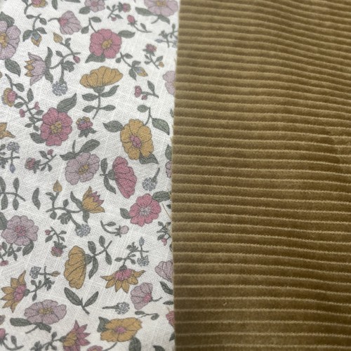 Cotone con stampa di fiori ocra e rosa.