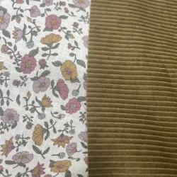 Cotone con stampa di fiori ocra e rosa.