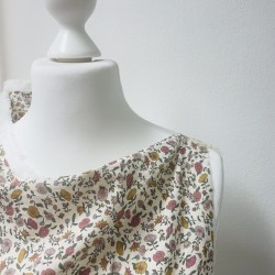 Cotone con stampa di fiori ocra e rosa.