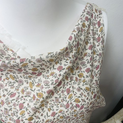 Cotone con stampa di fiori ocra e rosa.