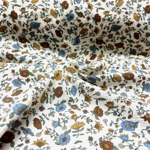 Cotone con stampa di fiori ocra e turchesi.