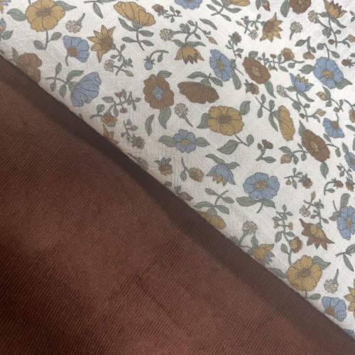 Cotone con stampa di fiori ocra e turchesi.