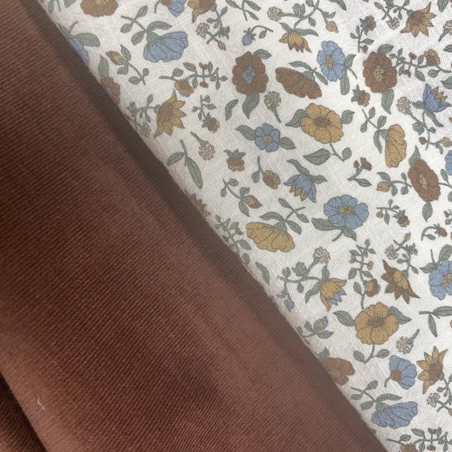 Cotone con stampa di fiori ocra e turchesi.