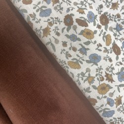 Cotone con stampa di fiori ocra e turchesi.