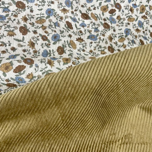 Cotone con stampa di fiori ocra e turchesi.