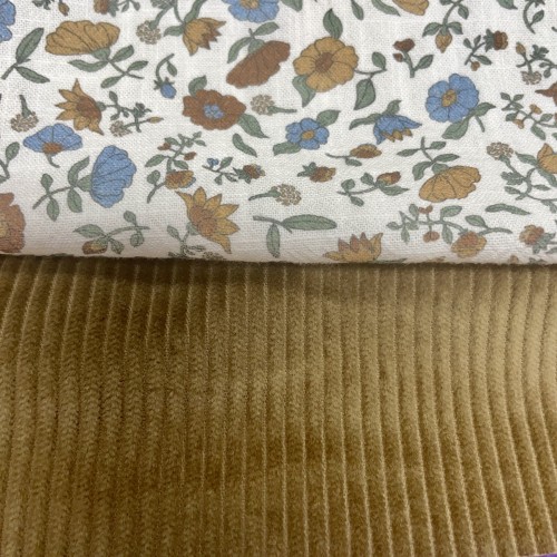 Cotone con stampa di fiori ocra e turchesi.